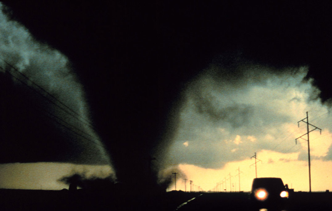 tornado-full-al-oscurecer-por-NOAA-NSSL